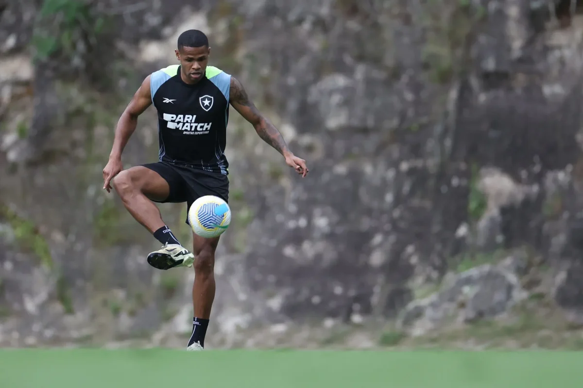 Júnior Santos é relacionado para confronto entre Botafogo e Vasco.