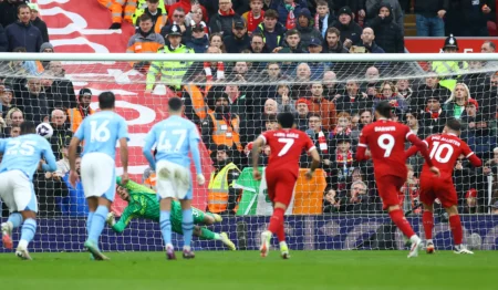 Liverpool e Manchester City se enfrentam pela liderança na Premier League