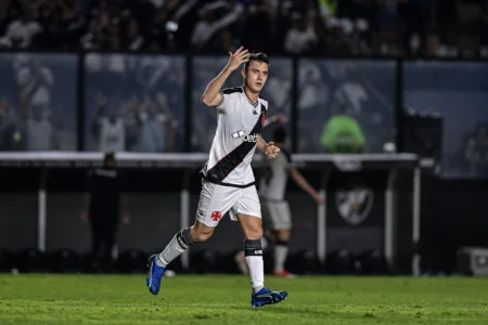 Lucas Piton revê Vasco quatro meses após gol de classificação