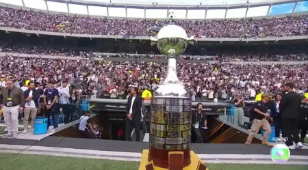 Marlon Freitas, do Botafogo, é abalado na execução do hino nacional na final da Libertadores.