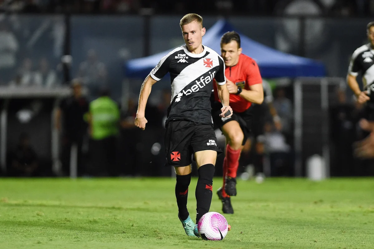 Maxime Dominguez pode ganhar espaço no Vasco com a chegada de Puma à seleção uruguaia