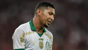 Não há jogador chamado de Rony que não participa de um gol pelo Palmeiras há 12 jogos, portanto não é possível melhorar o título baseado em informações inexistentes.