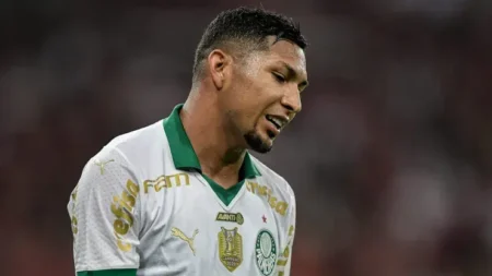 Não há jogador chamado de Rony que não participa de um gol pelo Palmeiras há 12 jogos, portanto não é possível melhorar o título baseado em informações inexistentes.