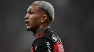 O Barcelona oferece R$ 134 milhões para contratar Wesley do Flamengo.