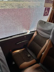 Ônibus do Corinthians é apedrejado ao chegar ao Estádio Barradão para jogo contra o Vitória