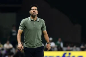 Organizada do Palmeiras critica Abel Ferreira após substituição de Estêvão