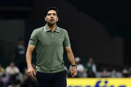 Organizada do Palmeiras critica Abel Ferreira após substituição de Estêvão