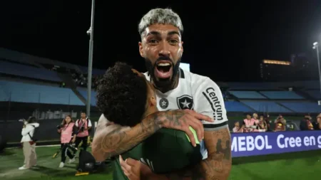 "Palmeiras e Botafogo: Barboza faz alerta sobre disputa acirrada"