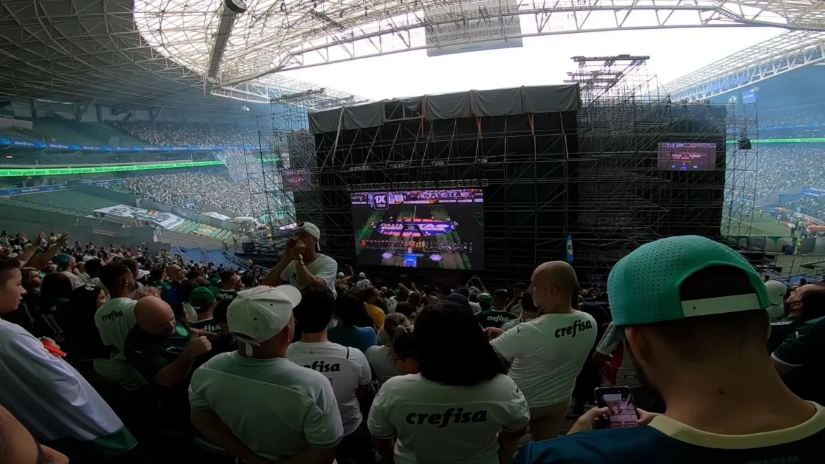 "PALMEIRAS Instala Telão Gigante Atrás do Palco para Jogo Contra Botafogo"