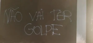 "Pichação em sede do Corinthians: "Não vai ter golpe""