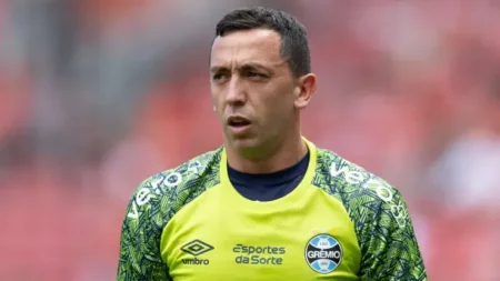 "Rodrigo Ely lesionado, Marchesín critica elenco do Grêmio: 'Jogar aqui deveria...'"