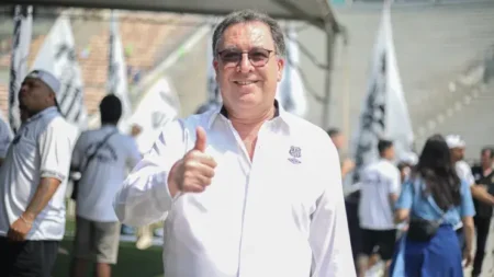 "Santos de Marcelo Teixeira paga alto preço por reforço e Vasco mira em Lucas Barbosa"