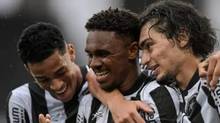 O título a seguir é uma sugestão de melhoria: "Santos negocia transferência de Jeffinho, atacante de 24 anos do Botafogo de Ribeirão Preto"