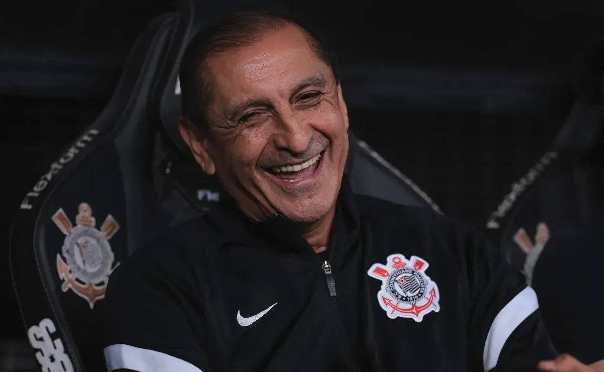 "Técnicos Monitorados pelo Corinthians: Luís Castro, Renato Gaúcho e a Ascensão de Ramón Díaz"