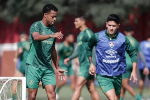 Título otimizado para SEO: "Fluminense x Internacional: Torcedores escolhem escalação ideal em 4-4-2"