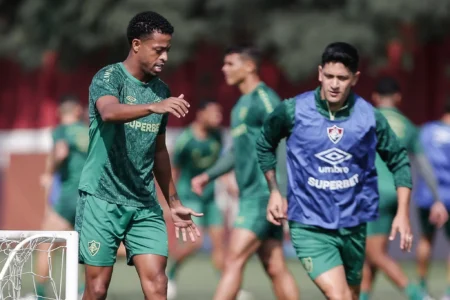 Título otimizado para SEO: "Fluminense x Internacional: Torcedores escolhem escalação ideal em 4-4-2"