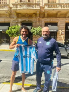 Torcedor do Cruzeiro sofre roubo de camisa e recebe presente inesperado de argentino.