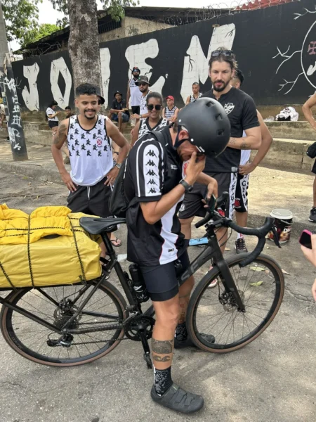 Torcedor do Vasco faz pedalar de 60 km de Espírito Santo para Rio de Janeiro e chegar ao jogo do Vasco contra o Atlético-GO