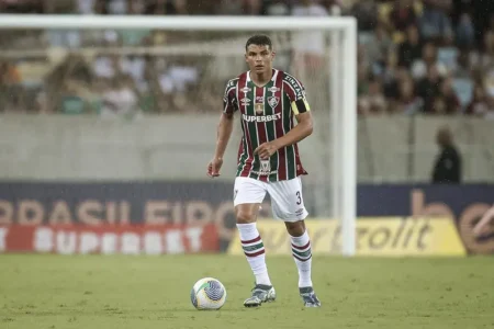 Torcedores do Fluminense protestam no CT, exigem mudanças e se reúnem com Thiago Silva e Thiago Santos