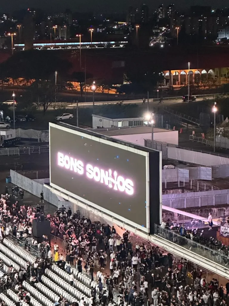 "Torcida do Corinthians Festeja com Estilo: Olé, Provocações e Alegria no Dérbi"