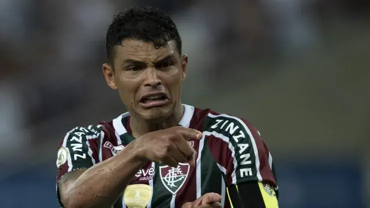 "Torcida do Fluminense Protesta no CT Carlos Castilho: Reação ao Convite de Thiago Silva e Seleção"