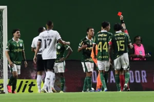 "VAR expulsa Marcos Rocha e desfalca Palmeiras contra Cruzeiro"