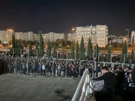 "Violência Policial na Grécia: Torcedores Ingleses Denunciam Abusos em Jogo da Liga das Nações"