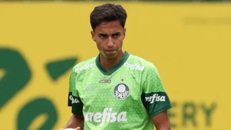 Palmeiras: Vitor Reis desafia adversários e destaca força do time