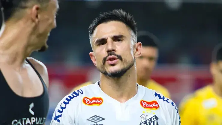 Willian Bigode pode abrir mão de cirurgia e recebe convite para o rival do Santos em 2025