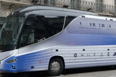 Ônibus do Real Madrid sofre batida dramática na saída de Liverpool