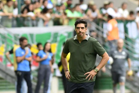 "Abel critica Palmeiras e elogia Botafogo por conquistas deslumbrantes"