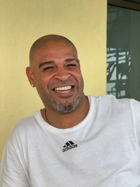 "Adriano revela ansiedade ao voltar aos gramados após oito anos: 'Como não ficar nervoso?"