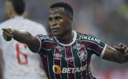 "Atlético de Madrid confirma negociação com Fluminense para contratar Jhon Arias a partir de 2025"