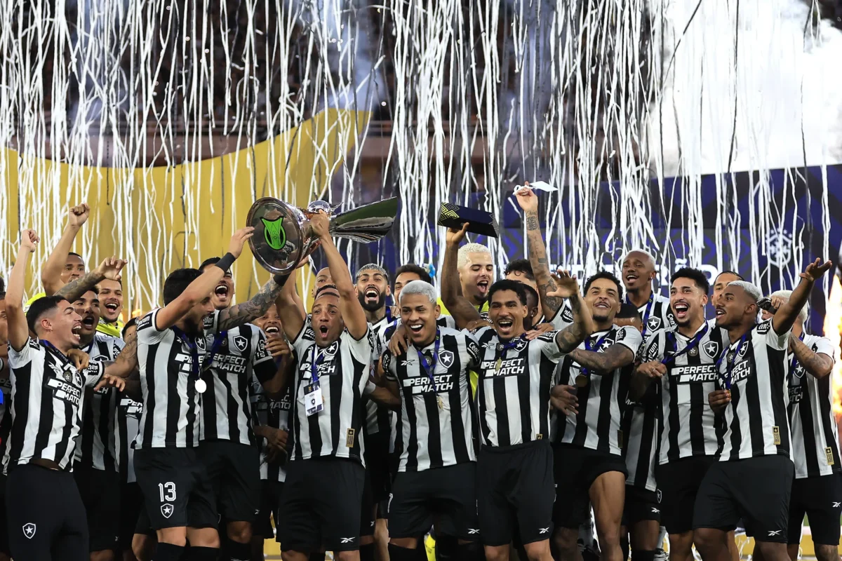 "Botafogo Conquista Triunfo: Tri-campeão do Brasileirão após redenção"