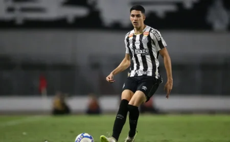 Botafogo apresenta nova proposta por Jair com dois jogadores e revoluciona negociação com Santos