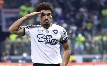 Botafogo confirma a saída de Adryelson: "Boa sorte, xerife"