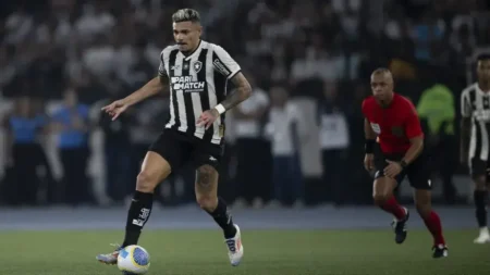 Botafogo toma decisão sobre futuro do Tiquinho Soares após Fluminense entrá-lo no radar