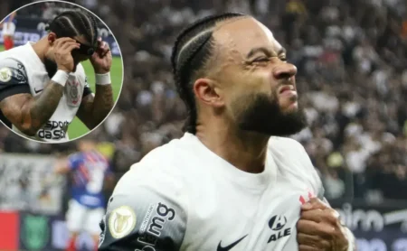 Corinthians: Memphis comemora golaço com faixa e provoca torcida: "Aqui é Corinthians, caral**"