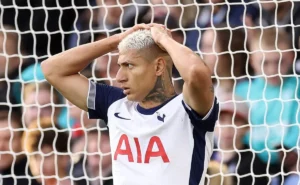 Corinthians faz consulta sobre futuro de Richarlison enquanto Tottenham avalia se vende o atacante para o Timão