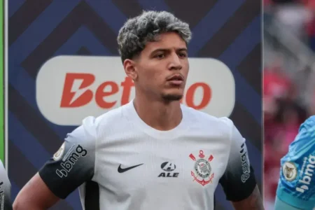 "Corinthians libera zagueiro e Marcelo Teixeira visa contratação de Caetano para o Santos FC"