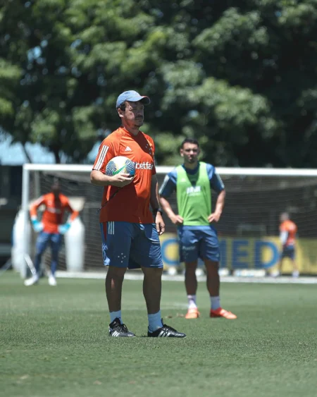 "Cruzeiro: Diniz trava última semana de treinamento e tenta definir escalação antes da saída"