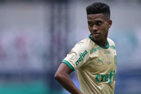 "Estêvão do Palmeiras lamenta dupla conquista e perda de título"