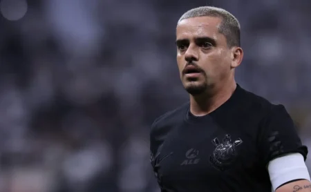 Fagner deixa o Corinthians: A Fiel torcida celebra a saída para o Cruzeiro com o "vai tarde"