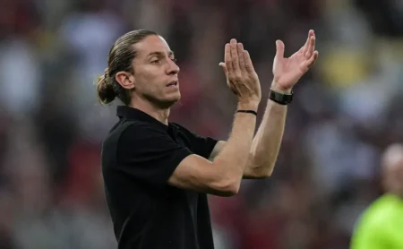 Filipe Luís prioriza Brasileirão 2025: novo rumo do Flamengo