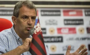 "Flamengo Negocia Lançamento de Pentacampeão com histórico na Seleção Brasileira: Um Retorno Antecipado?"