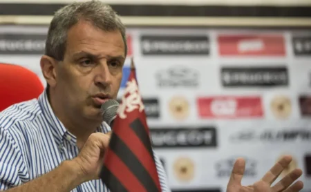 "Flamengo Negocia Lançamento de Pentacampeão com histórico na Seleção Brasileira: Um Retorno Antecipado?"