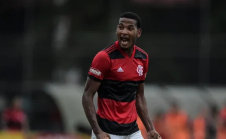 Flamengo busca renovar contrato com zagueiro após tentativa de recrutamento do Benfica