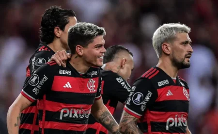 Flamengo pode vender Ayrton Lucas em janeiro: saída do campeão da Copa do Brasil.