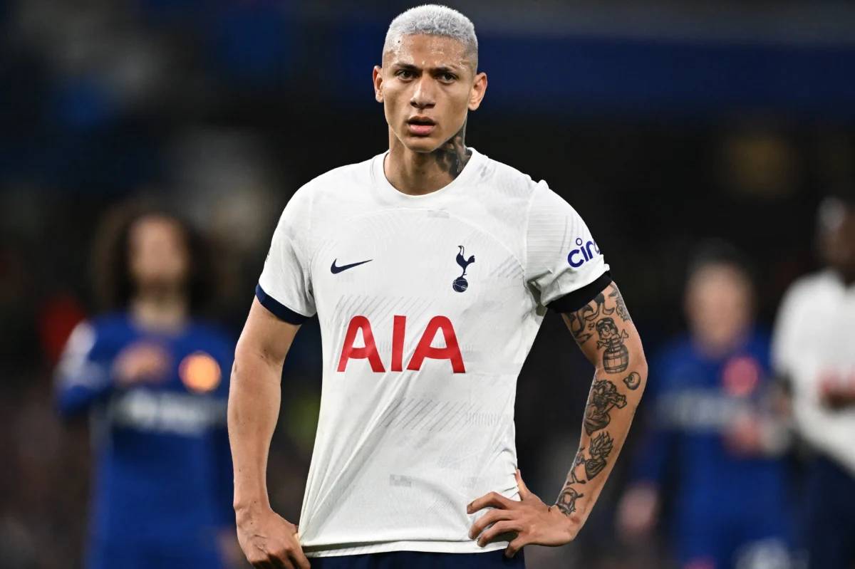 "Fluminense busca emprestar Richarlison ao Tottenham: a missão de convencer a equipe inglesa"