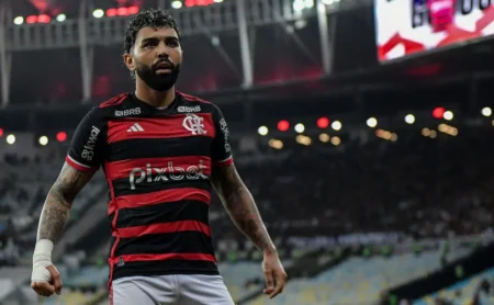 Gabigol anima torcida do Cruzeiro com vídeo de contagem regressiva.